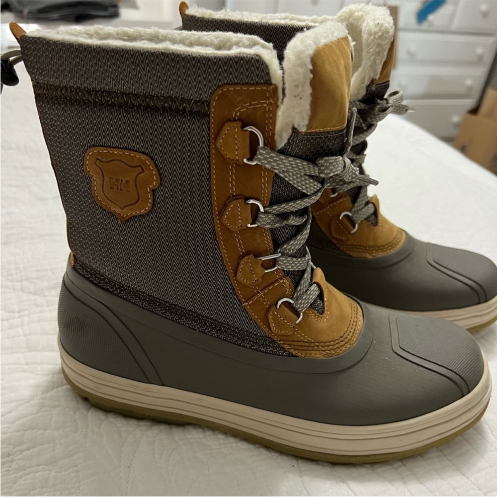 HELLY HANSEN WINTER BOOTS SIZE 8.5